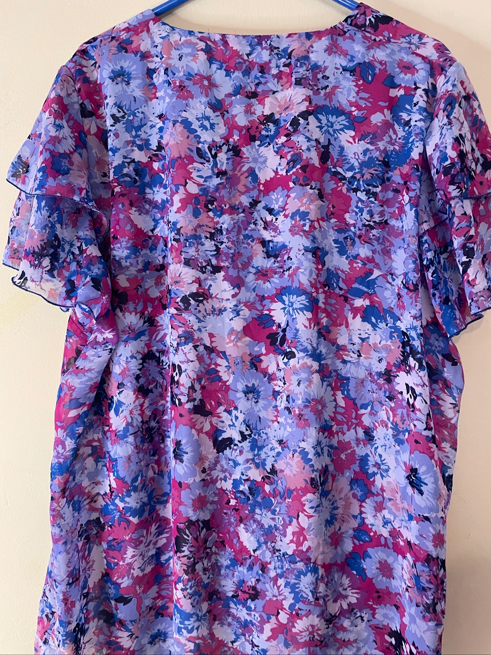 Blusa Feminina XXXL Floral Rosa e Azul com Mangas de Folhos e Flor Decorativa  – photo 4